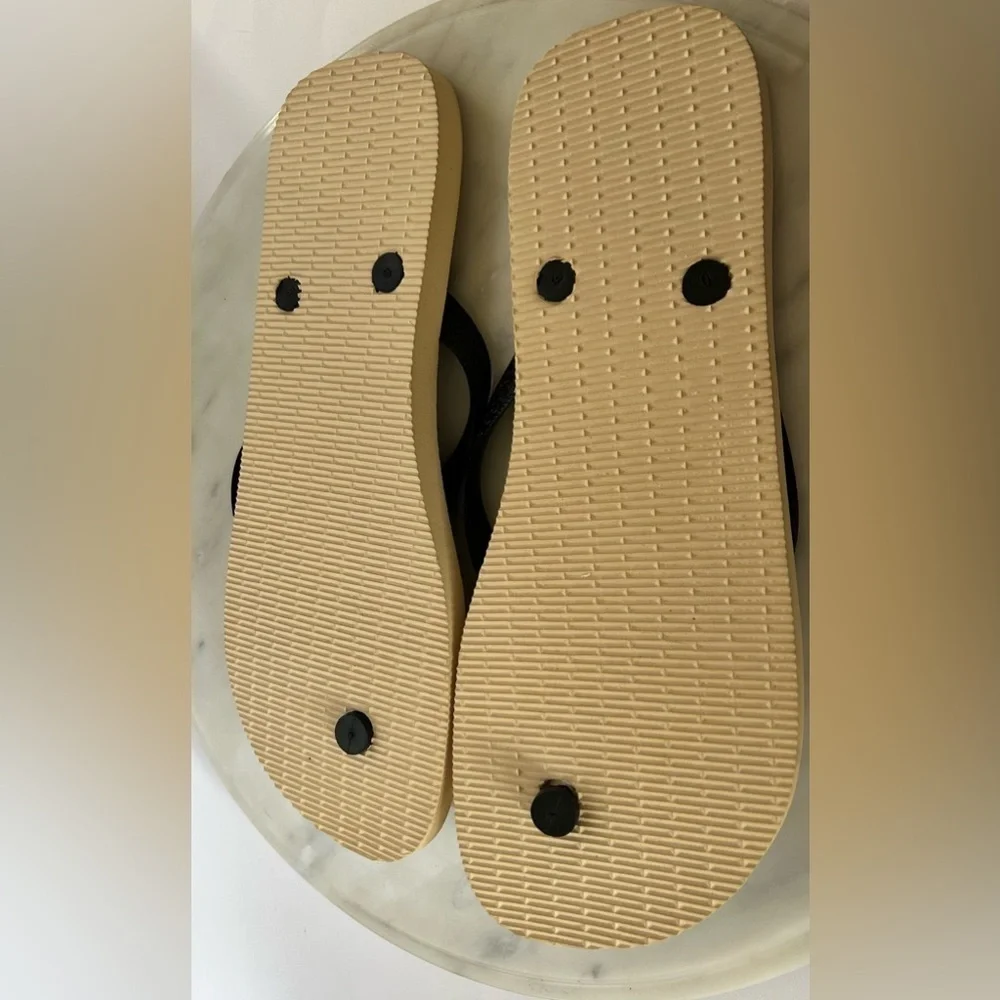 NWOT HAVAIANAS INTERNATIONAL CONSERVATIVE FLIP-FLOP SANDAL, STRAW BEIGE/BLACK